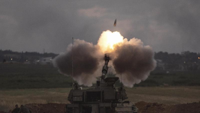 Eine israelische Artillerieeinheit feuert an der Grenze zu Gaza auf Ziele im Gazastreifen.
