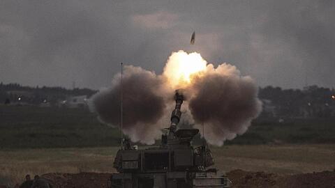 Eine israelische Artillerieeinheit feuert an der Grenze zu Gaza auf Ziele im Gazastreifen.