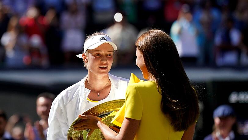 Herzogin Kate (r) überreicht Jelena Rybakina die Wimbledon-Trophäe.
