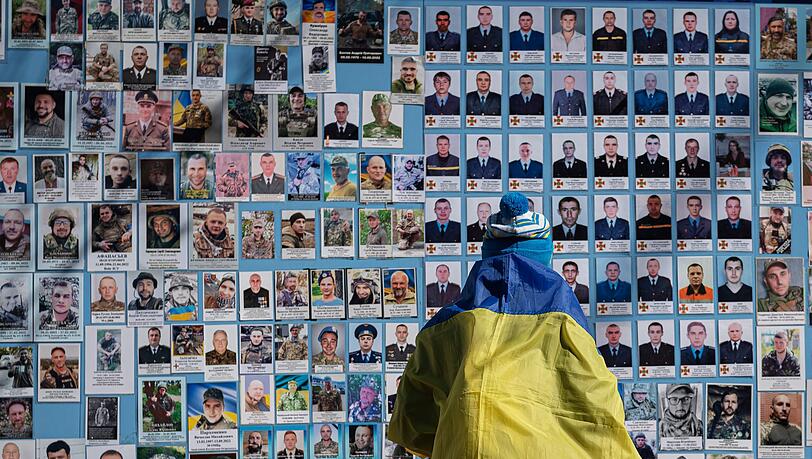 Eine Fotowand erinnert in Kiew an die gefallenen ukrainischen Soldaten.