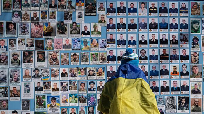 Eine Fotowand erinnert in Kiew an die gefallenen ukrainischen Soldaten.