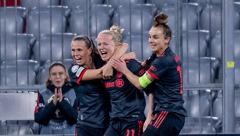 Bayerns Lina Magull (Foto r.), Sydney Lohmann, Klara Bühl (l.), Carolin Simon und Lea Schüller (Mitte) sind für das DFB-Team nominiert.