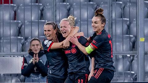 Bayerns Lina Magull (Foto r.), Sydney Lohmann, Klara Bühl (l.), Carolin Simon und Lea Schüller (Mitte) sind für das DFB-Team nominiert.
