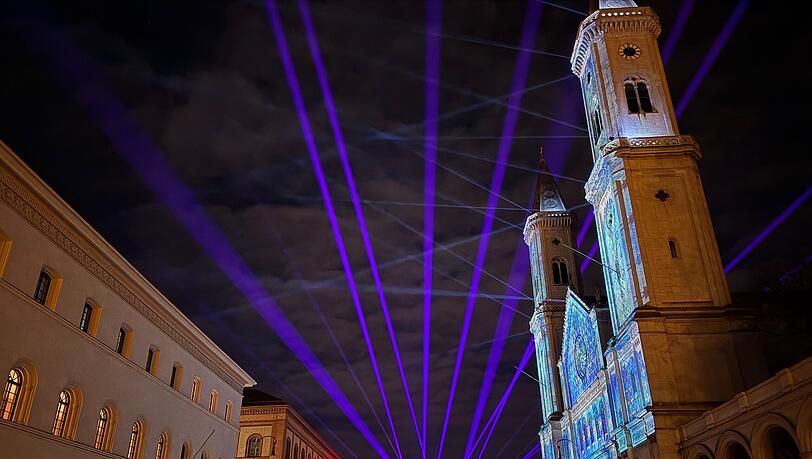 Eine Lasershow auf der Silvestermeile auf der Ludwigstra&szlig;e in M&uuml;nchen.