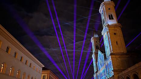 Eine Lasershow auf der Silvestermeile auf der Ludwigstra&szlig;e in M&uuml;nchen.