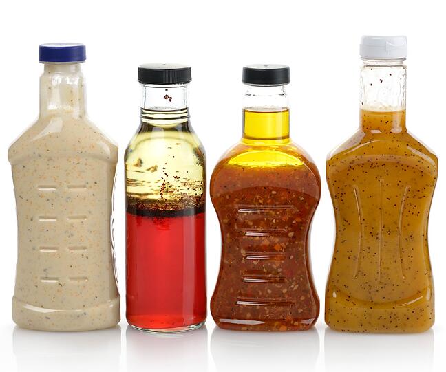 Noch unges&uuml;nder wird der Salat &uuml;brigens, wenn Sie ihn mit fertig anger&uuml;hrtem Dressing garnieren. Dieses enth&auml;lt nicht nur viel Zucker, sondern oft auch andere unerw&uuml;nschte Zutaten. Besser ist es also, auf eine selbstgemachte Vinaigrette aus Essig, &Ouml;l und einem Klecks Honig auszuweichen. Die Herstellung geht blitzschnell und ist noch dazu ges&uuml;nder.
