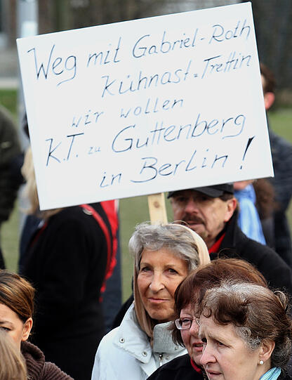Die treuen Anhänger demonstrieren für ihren "KT".