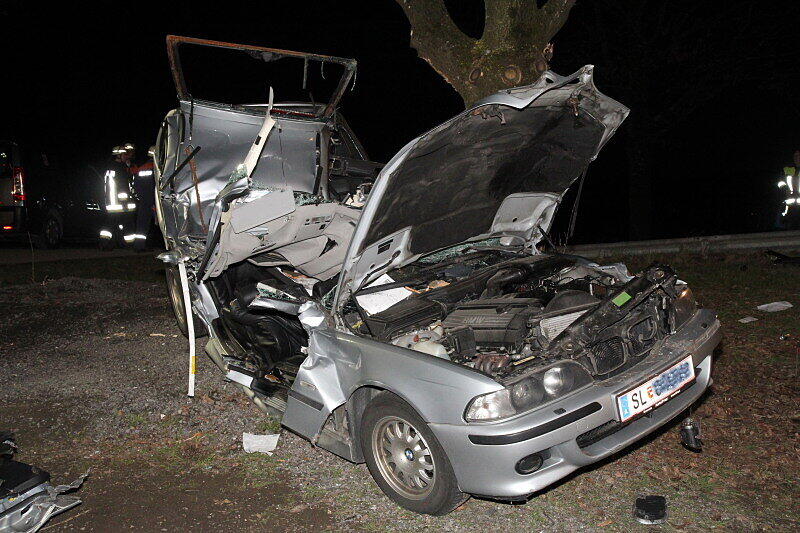 Ein 22 Jahre alter Autofahrer ist bei einem Überholmanöver nahe Saaldorf-Surheim im oberbayerischen Landkreis Berchtesgadener Land ums Leben gekommen.