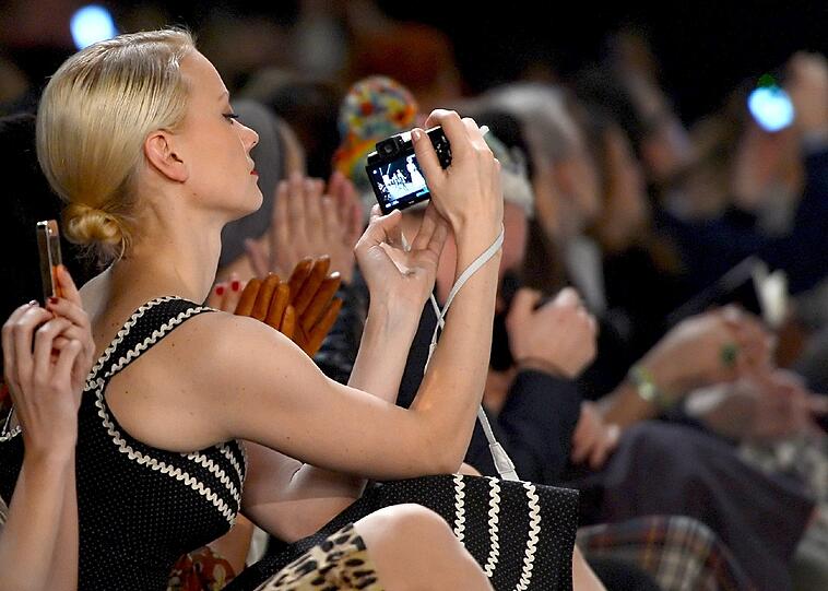 Fotos von der Konkurrenz: Model Franziska Knuppe lichtet ihre Kolleginnen ab, die für Lena Hoschek in Berlin laufen.