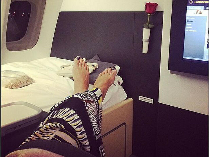 Heidi Klum hat in ihrer Schlafkabine die Füße hochgelegt