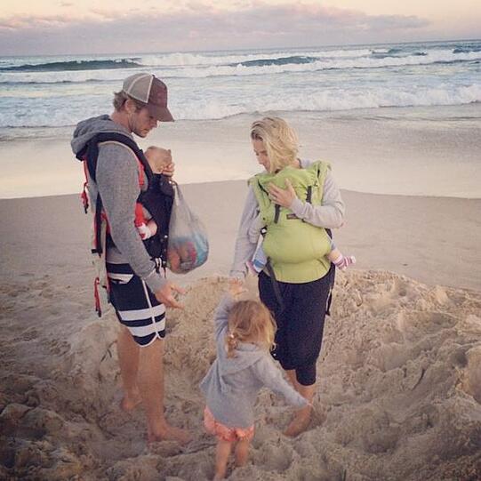 Chris Hemsworth mit seiner Frau Elsa Pataky und den Kindern India, Sasha und Tristan am Strand