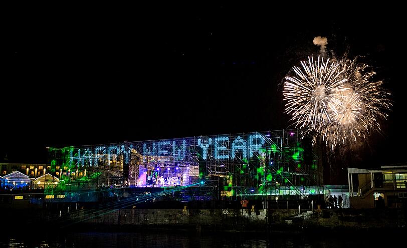 Kapstadt: Die große Party steigt an der Victoria & Alfred Waterfront, dem Hafenviertel der afrikanischen Metropole. Der Zutritt ist für Besucher kostenlos. Letztes Jahr konnten Touristen das Feuerwerk auch vom Tafelberg aus sehen. In diesem Jahr fährt die letzte Seilbahn allerdings schon um 21.30 Uhr nach unten.