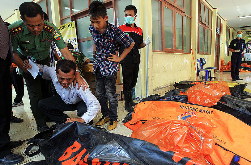 Nach dem Absturz eines Militärflugzeugs auf ein Wohngebiet in Indonesien sind mindestens 142 Leichen geborgen worden.