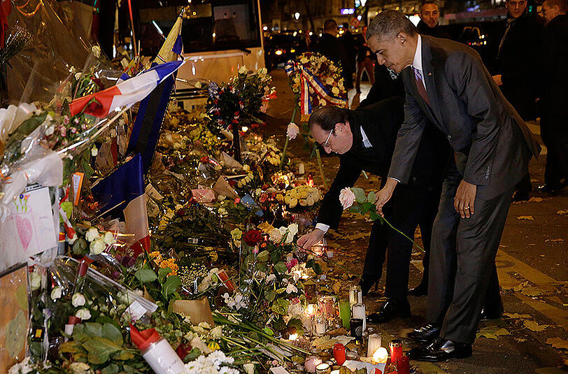 US-Präsident Barack Obama (r.) gedenkt mit Frankreich Präsident Francois Hollande der Terroropfer von Paris.