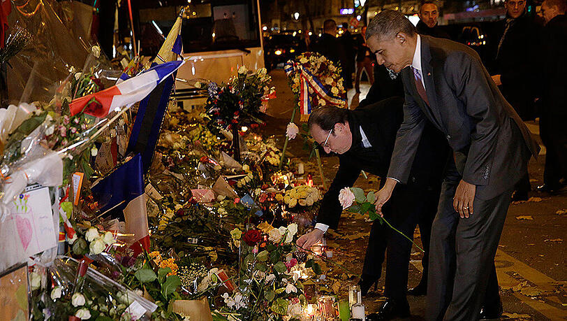 US-Präsident Barack Obama (r.) gedenkt mit Frankreich Präsident Francois Hollande der Terroropfer von Paris. US-Präsident Barack Obama (r.) gedenkt mit Frankreich Präsident Francois Hollande der Terroropfer von Paris.