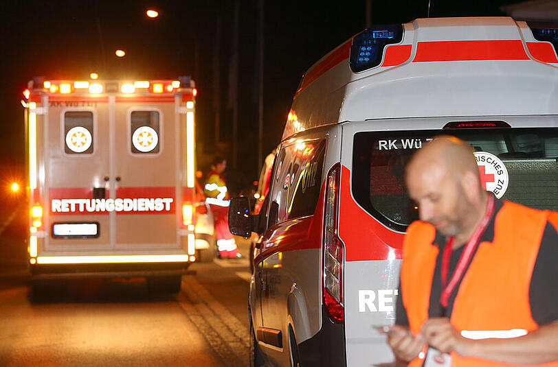 Rettungsgfahrzeuge am Tatort. Bei Würzburg hat ein 17 Jahre alter Afghane in einem Zug mehrere Reisende mit einer Axt verletzt.