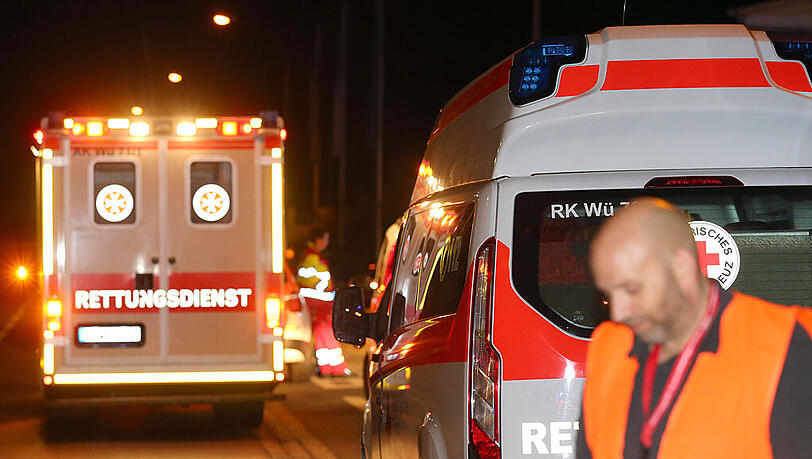 Rettungsgfahrzeuge am Tatort. Bei Würzburg hat ein 17 Jahre alter Afghane in einem Zug mehrere Reisende mit einer Axt verletzt. Rettungsgfahrzeuge am Tatort. Bei Würzburg hat ein 17 Jahre alter Afghane in einem Zug mehrere Reisende mit einer Axt verletzt.