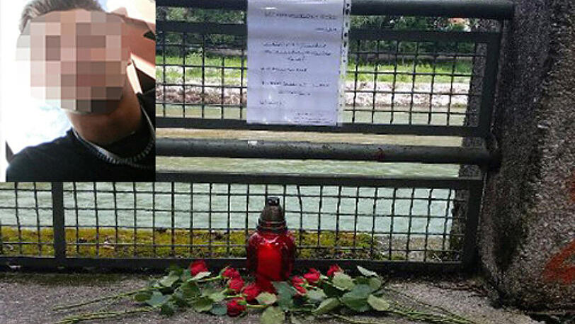 2015: Blumen liegen an der Fundstelle des Leichnams. Im Bild: Ein Foto des Opfers, Stefan D.