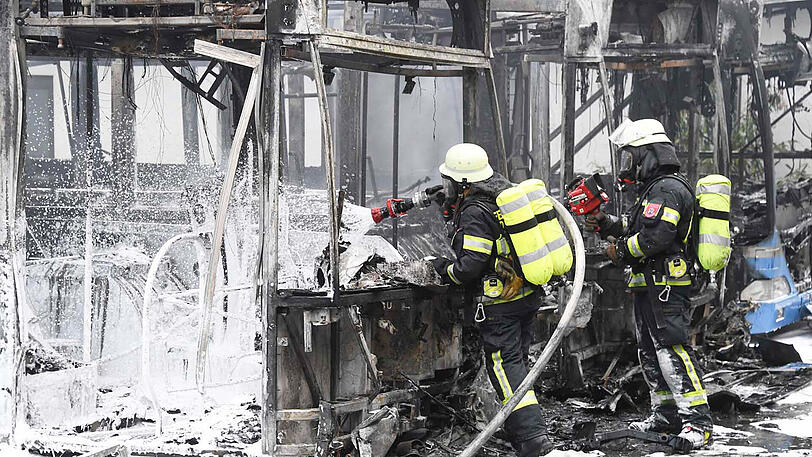 Brand auf einem Betriebshof in Hohenbrunn: Die Feuerwehren mussten gleich drei in Flammen stehende Gelenkbusse löschen. Die Bilder vom Einsatz.