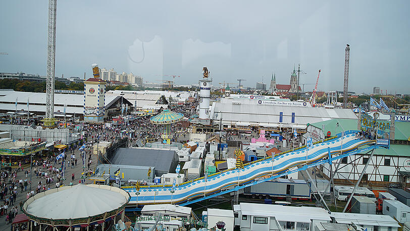 Den perfekten Überblick über die Theresienwiese und München: Mit dem Riesenrad auf der Wiesn geht's bis zu 50 Meter in die Höhe. Luftige Impressionen gibt's hier zum Durchklicken.