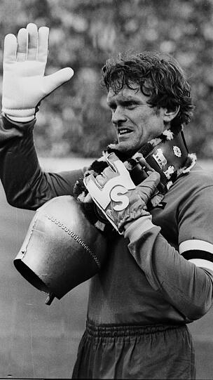 Sepp Maier (4. Juni 1980, FC Bayern &ndash; Deutschland 1:3): Emotional ging es oft zu &ndash; aber nicht immer friedlich. Torhüter Sepp Maier geriet mit Pal Csernai aneinander, weil er den Trainer für sein Karriereende verantwortlich machte. Nach einer Beleidigung Maiers verließ Csernai während der Partie das Stadion. Auch um die Einnahmen des Spiels gab es Ärger. Immerhin: Maier erhielt ein besonderes Geschenk &ndash; eine Kuhglocke. "Ich habe sie von einem verrückten Schweizer geschenkt bekommen, der unbedingt dabei sein und auf den Platz kommen wollte. Er hat dafür sogar 10.000 Mark bezahlt", erinnerte sich Maier.