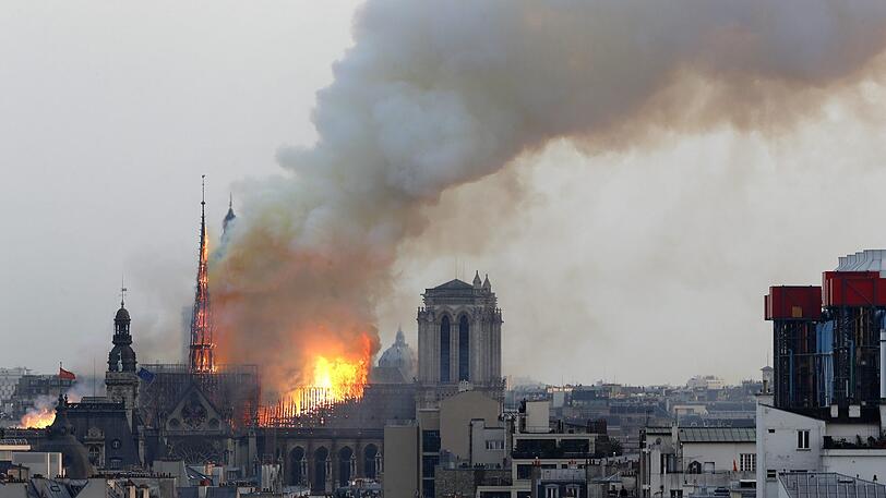 Die weltberühmte Kathedrale Notre-Dame de Paris steht in Flammen.