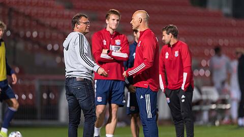"Jeder Trainer braucht seine eigene Herangehensweise": Claus Schromm (l.) will seinem Nachfolger Arie van Lent nicht reinreden