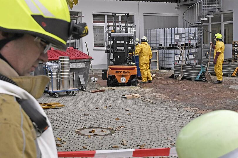 Die Einsatzkräfte nahmen die Harzverbindung auf und sicherten den beschädigten Behälter.