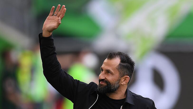 Münchens Sportvorstand Hasan Salihamidzic winkt vor dem Spiel im Stadion.