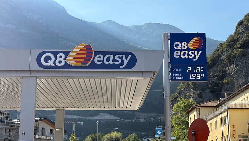 Tankstellen in Italien deckeln freiwillig die Preise. Tankstellen in Italien deckeln freiwillig die Preise.