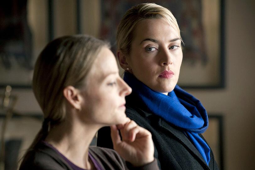 Penelope Longstreet (Jodie Foster, links) und Nancy Cowan (Kate Winslet) schmieden eine Allianz gegen ihre M&auml;nner, nur um sich wenig sp&auml;ter wieder zu zerstreiten.