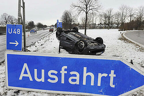 Kopfüber: Bei Daglfing rammt eine Autofahrerin das Ausfahrtsschild und überschlägt sich. Sie kommt mit Prellungen davon.