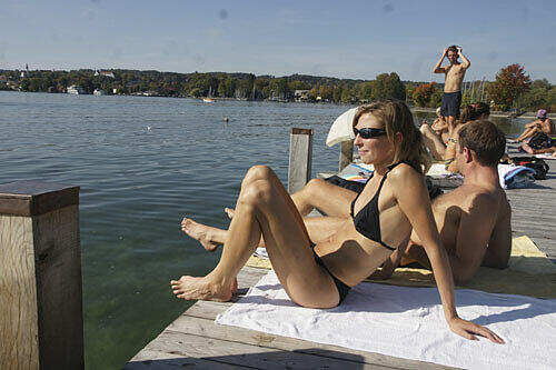 Starnberger See: König Ludwig ist dort ertrunken, die Schickimickis gehen am Wochenende gerne mal zum Segeln. Der "Starni" ist so etwas wie Münchens Haus-Badesee (auch wenn die Starnberger das nicht gerne hören...).