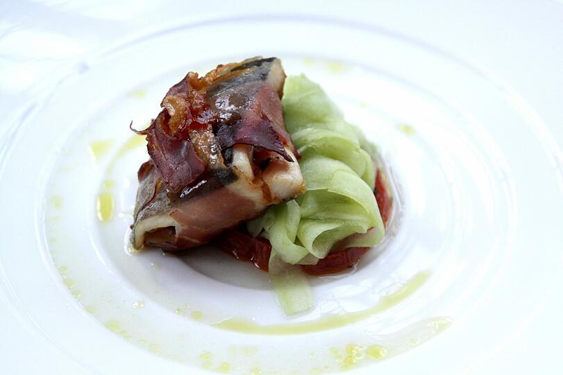 Gefüllte Königsseeforelle,
Speck, Gurke, Tomate.