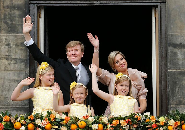 Willem-Alexander und Maxima auf dem Balkon mit ihren drei Kindern Amalia(l), Ariane (m) und Alexia (r)