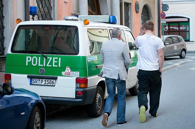 Haftvorführung des 25-jährigen Mannes aus dem Landkreis Passau, der sich eine Verfolgungsjagd mit der Polizei lieferte.