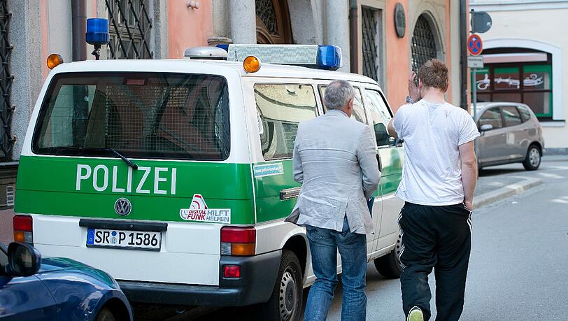 Haftvorführung des 25-jährigen Mannes aus dem Landkreis Passau, der sich eine Verfolgungsjagd mit der Polizei lieferte. Haftvorführung des 25-jährigen Mannes aus dem Landkreis Passau, der sich eine Verfolgungsjagd mit der Polizei lieferte.