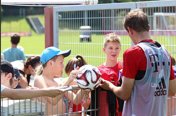 Training bei weit über 30 Grad. Am Samstag schwitzten die Bayern-Stars beim 2. Öffentlichen Training der Vorbereitung. Die Bilder!