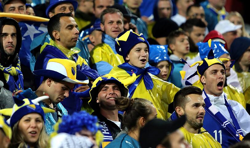 Die Fans aus Bosnien-Herzegowina hoffen, dass sich ihre Spieler gegen Irland durchsetzen.