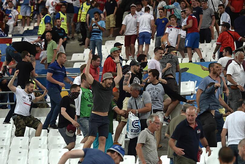 Nach dem EM-Spiel der Russen gegen England kommt es zu heftigen Ausschreitungen. Die schockierenden Bilder aus Marseille.