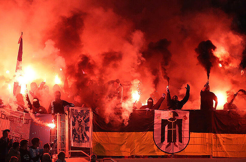 Martialische Bilder aus dem Löwen-Block. Beim Auswärtsspiel gegen Stuttgart zündeten Löwen-Ultras Bengalos.