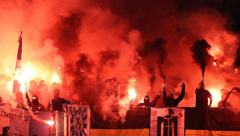 Martialische Bilder aus dem Löwen-Block. Beim Auswärtsspiel gegen Stuttgart zündeten Löwen-Ultras Bengalos. Martialische Bilder aus dem Löwen-Block. Beim Auswärtsspiel gegen Stuttgart zündeten Löwen-Ultras Bengalos.