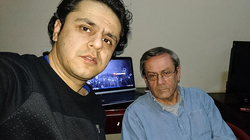 Ahmad Shakib Pouya (l.) und Albert Ginthör im Hotel in Kabul.
