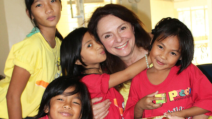 &bdquo;Du bist unsere Mutter!&ldquo;, rufen die philippinischen Kinder und schließen Uschi Dämmrich von Luttitz sofort in ihre Arme &ndash; und in ihr Herz. Der Moderatorin geht es ähnlich: &bdquo;Diese Kinder werden für immer einen Platz in meinem Herzen haben. Ich war tief beeindruckt von ihnen allen.&ldquo;