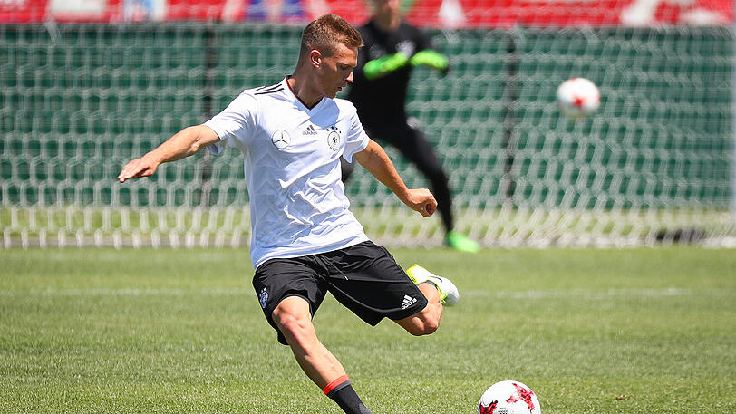 Joshua Kimmich wird von Bundestrainer Joachim Löw geadelt.