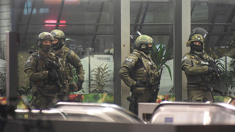 Spezialkräfte der Polizei sichern in der Nacht auf Neujahr 2016 den Hauptbahnhof. So ähnlich wird es Dienstagabend wieder aussehen.