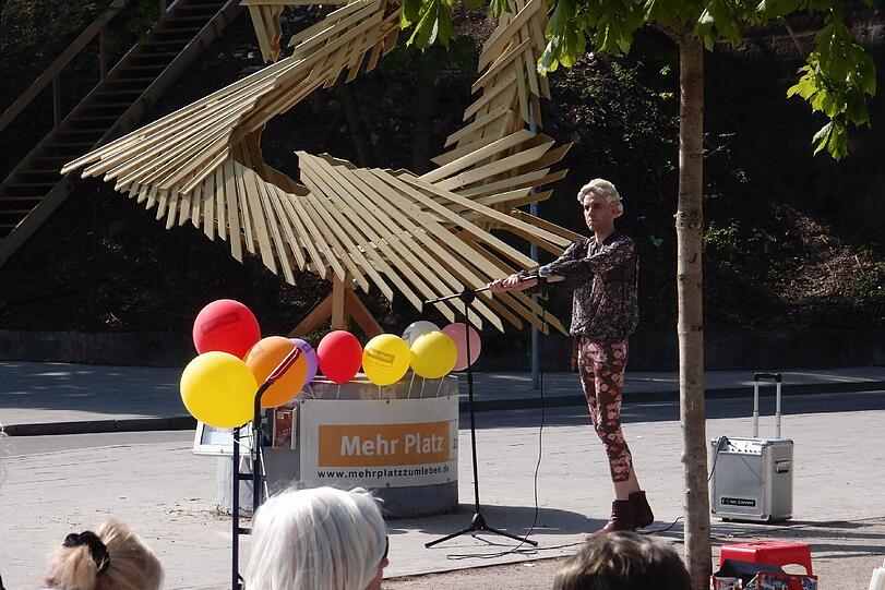 Hier wird das Kunstwerk enthüllt.