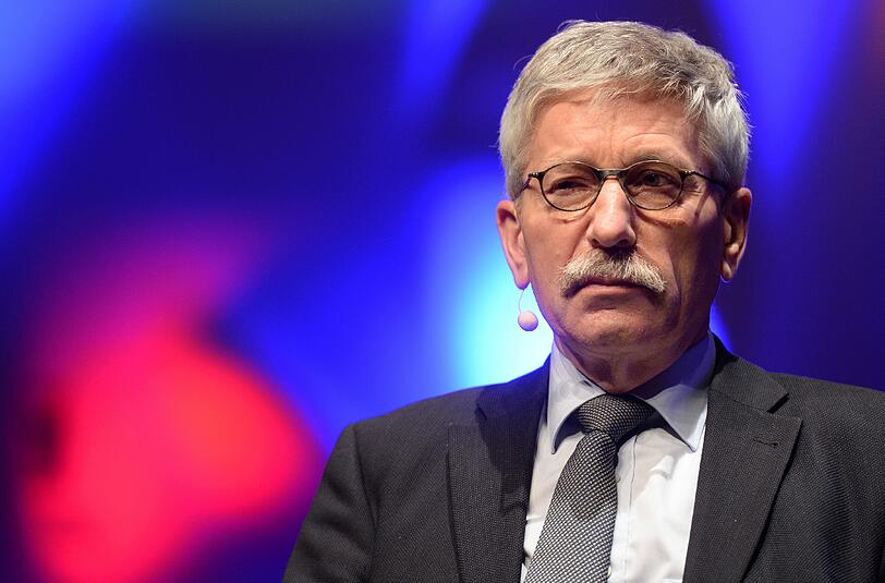Thilo Sarrazin setzt sich bei RTL auf den "Heißen Stuhl".