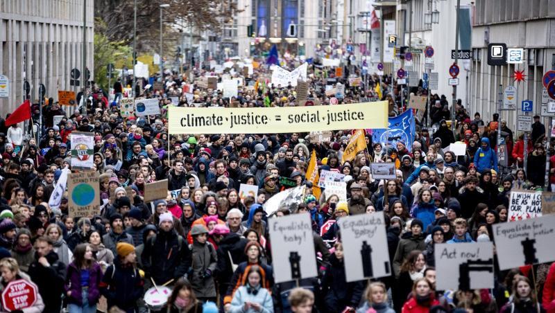 Ein Demonstrationszug von Fridays For Future zum Aktionstag für mehr Klimaschutz zieht über die Reinhardtstraße in Berlin. Ein Demonstrationszug von Fridays For Future zum Aktionstag für mehr Klimaschutz zieht über die Reinhardtstraße in Berlin.