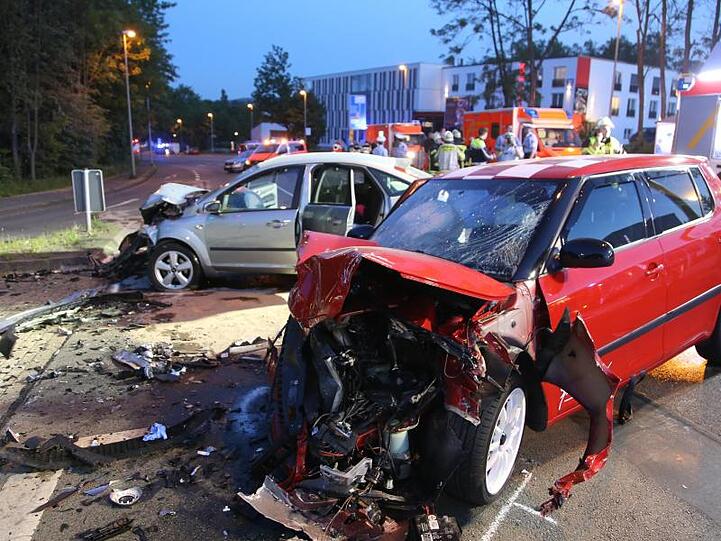 Zerstörte Fahrzeuge nach einem illegalen Autorennen im nordrhein-westfälischen Hagen.